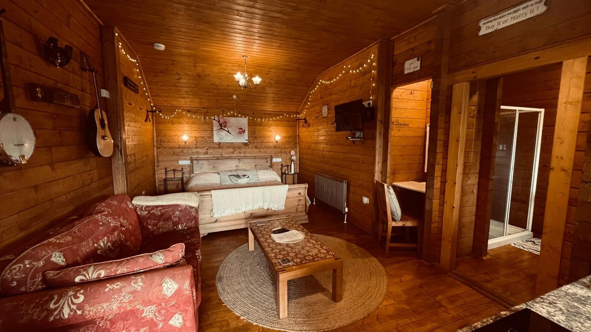 Blossom Cabin - Little Log Cabin In Wales Newtown  Bagian luar foto