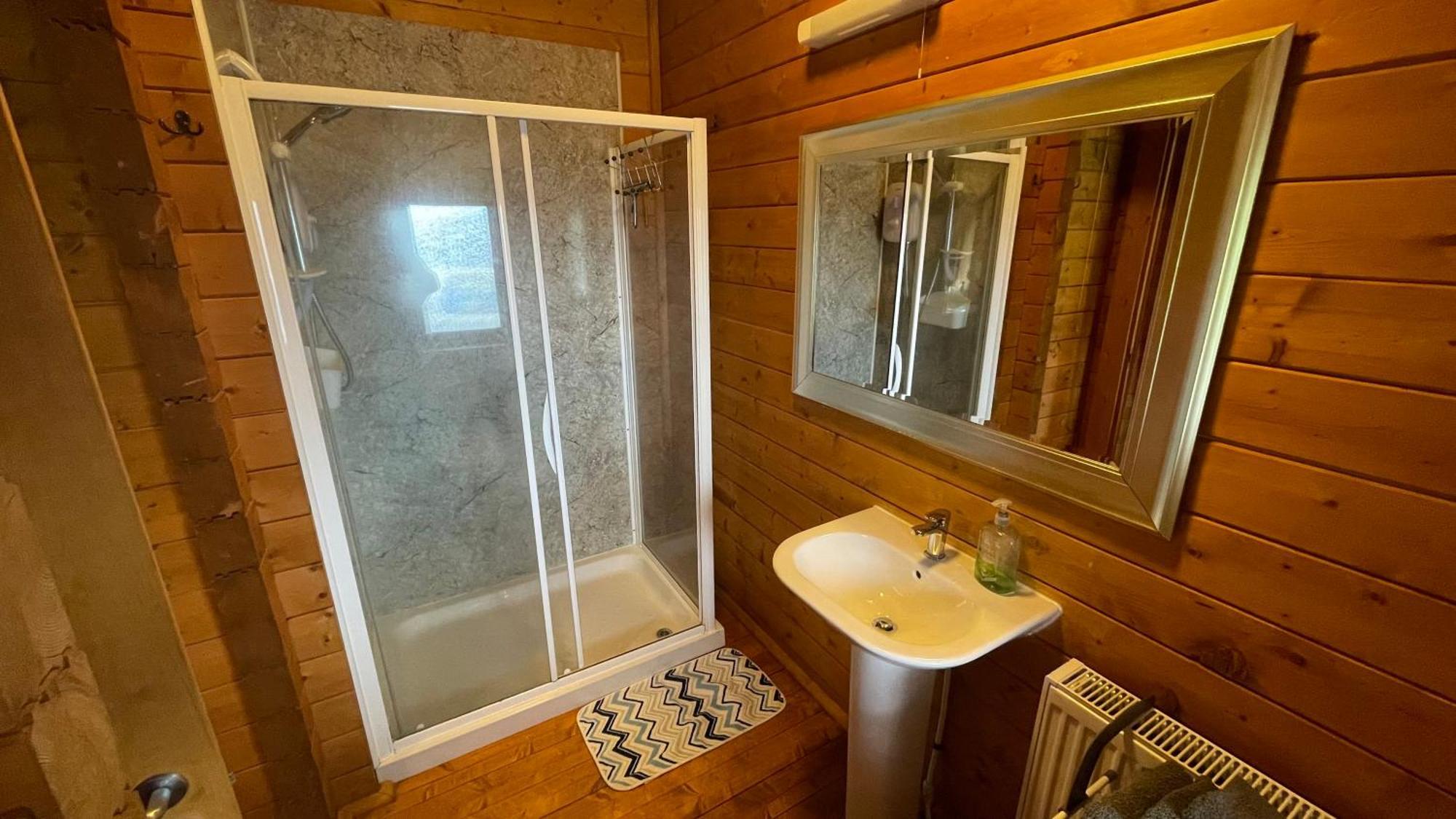 Blossom Cabin - Little Log Cabin In Wales Newtown  Bagian luar foto