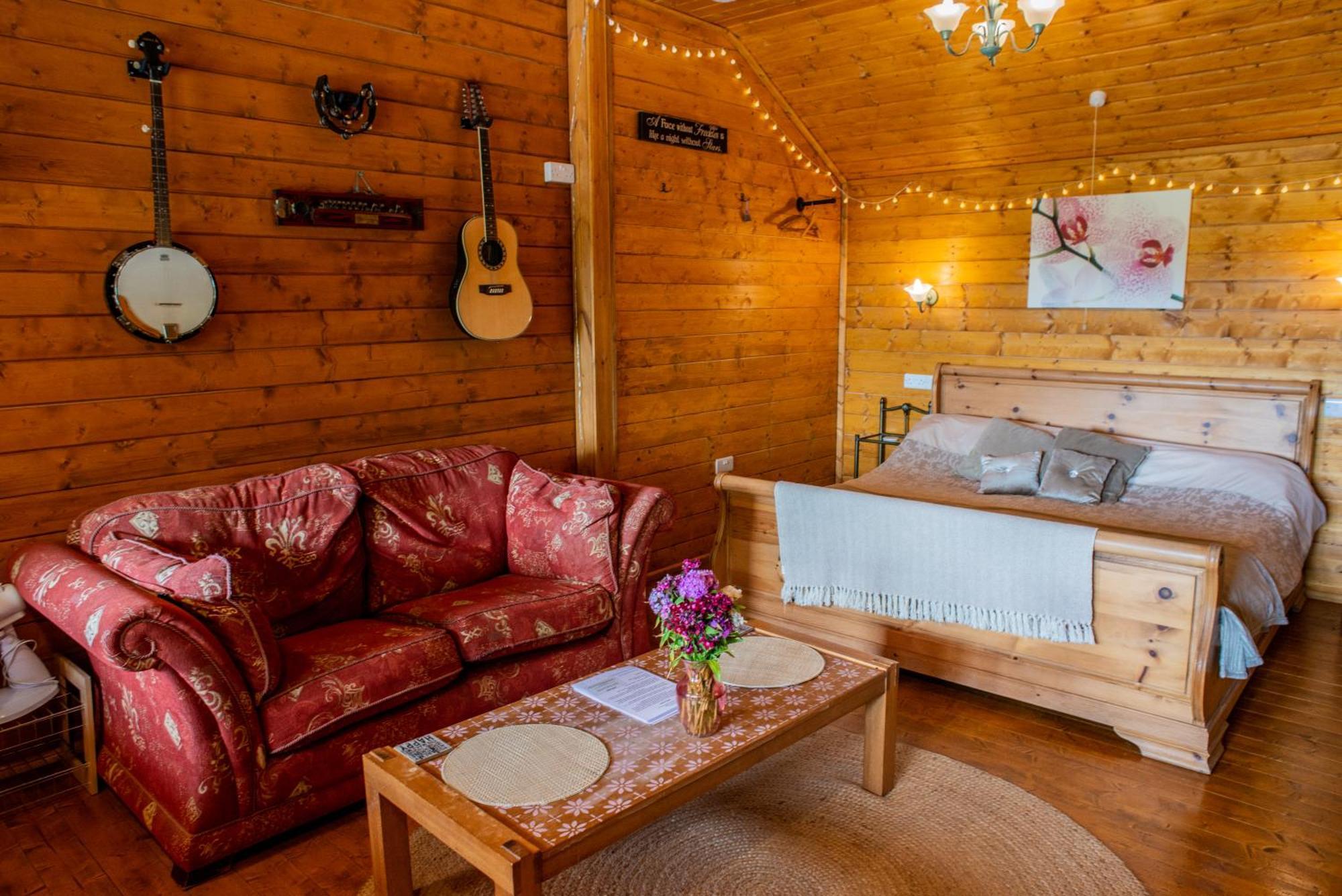 Blossom Cabin - Little Log Cabin In Wales Newtown  Bagian luar foto